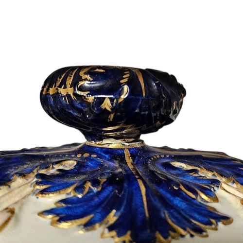 223 - A VICTORIAN PORCELAIN TUREEN AND SERVING GROUP
A mid 19th Century porcelain group comprising a large... 