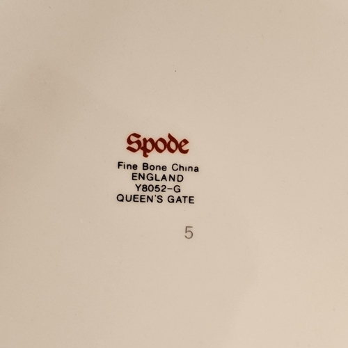236 - SPODE, AN EXTENSIVE SET OF VINTAGE ‘QUEEN’S GATE’ PORCELAIN DINNER 
Having a gold line ‘arrowhead’ b... 