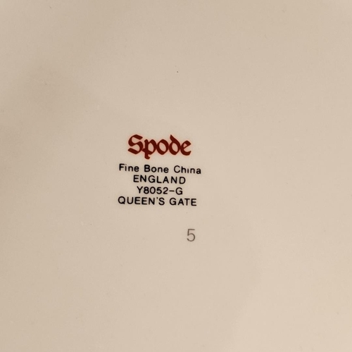 236 - SPODE, AN EXTENSIVE SET OF VINTAGE ‘QUEEN’S GATE’ PORCELAIN DINNER 
Having a gold line ‘arrowhead’ b... 