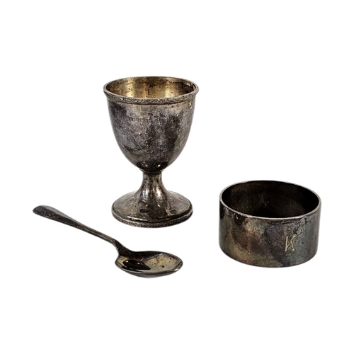 25 - AN EARLY 20TH CENTURY EGGCUP AND SPOON SET
Hallmarked Birmingham, 1956, together with a serviette ri... 