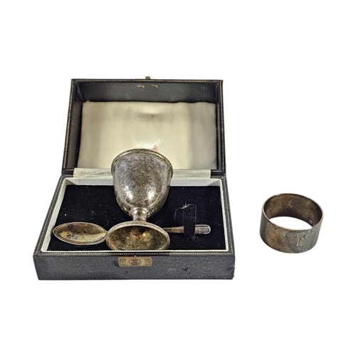 25 - AN EARLY 20TH CENTURY EGGCUP AND SPOON SET
Hallmarked Birmingham, 1956, together with a serviette ri... 