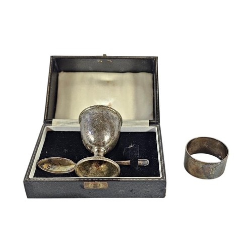 25 - AN EARLY 20TH CENTURY EGGCUP AND SPOON SET
Hallmarked Birmingham, 1956, together with a serviette ri... 