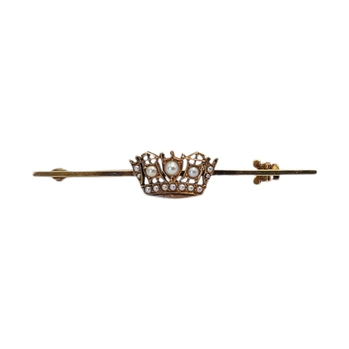 60 - AN EARLY 20TH CENTURY 14CT GOLD AND SEED PEARL ROYAL NAVY CROWN BROOCH.
(approx 5cm, approx 3g)

Con... 