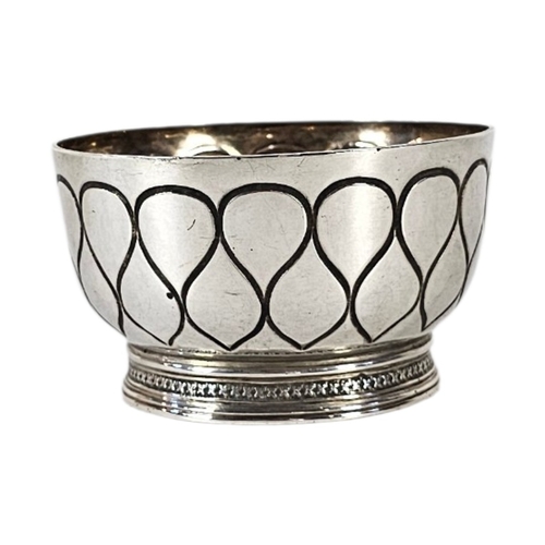 82 - NATHAN AND HAYES, AN EARLY 20TH CENTURY SILVER SUGAR BASIN
Having engraved decoration and gilding to... 
