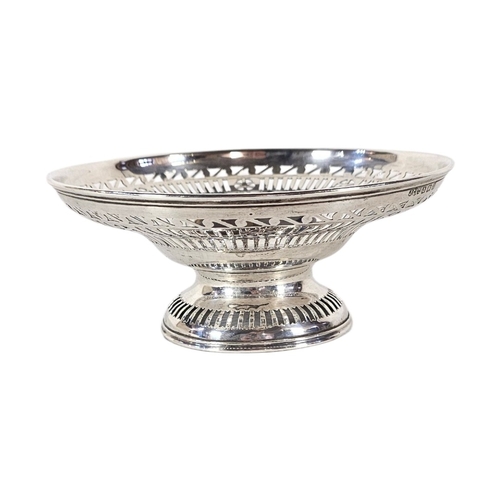 83 - AN EARLY 20TH CENTURY SILVER TAZZA
Having a pierced gallery and hallmarked Birmingham, 1911.
(approx... 