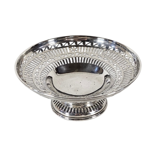 83 - AN EARLY 20TH CENTURY SILVER TAZZA
Having a pierced gallery and hallmarked Birmingham, 1911.
(approx... 