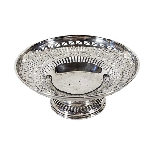 83 - AN EARLY 20TH CENTURY SILVER TAZZA
Having a pierced gallery and hallmarked Birmingham, 1911.
(approx... 