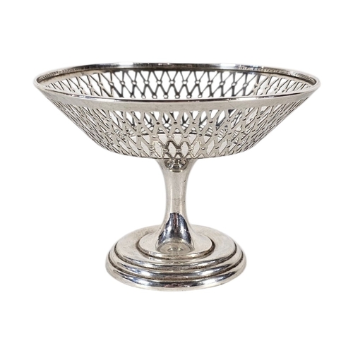 85 - AN EARLY 20TH CENTURY SILVER TAZZA DUSH
Having pierced decoration,hallmarked Birmingham, 1920.
(appr... 