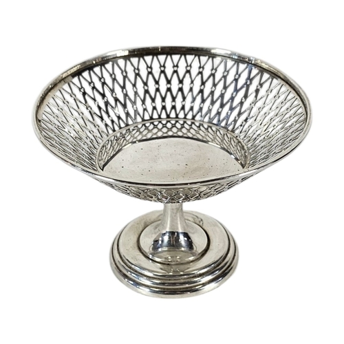 85 - AN EARLY 20TH CENTURY SILVER TAZZA DUSH
Having pierced decoration,hallmarked Birmingham, 1920.
(appr... 