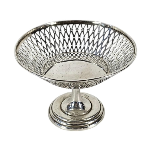 85 - AN EARLY 20TH CENTURY SILVER TAZZA DUSH
Having pierced decoration,hallmarked Birmingham, 1920.
(appr... 