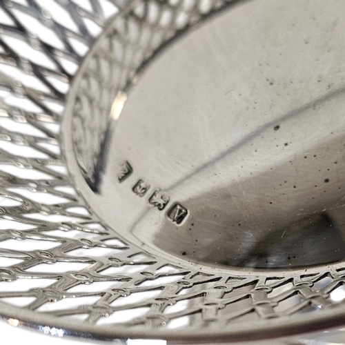 85 - AN EARLY 20TH CENTURY SILVER TAZZA DUSH
Having pierced decoration,hallmarked Birmingham, 1920.
(appr... 