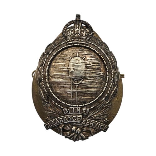 25 - A WWI ROYAL NAVY MINE CLEARANCE SERVICE CUFF BADGE
A coronet mount and wreath design.
(approx 6cm x ... 