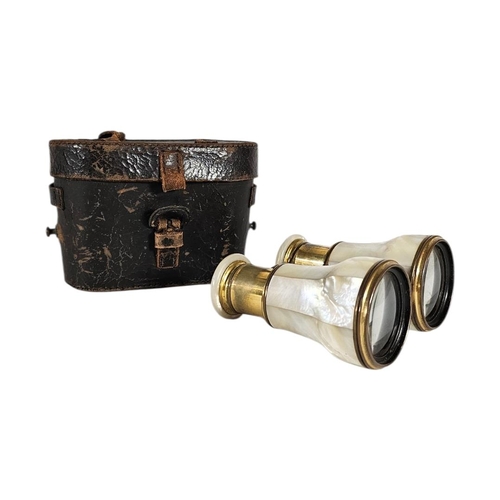 3 - A PAIR OF EARLY 20TH CENTURY GILT BRASS AND MOTHER OF PEARL OPERA GLASSES
In a fitted leather case.
... 