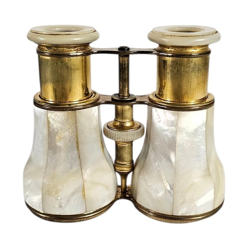 3 - A PAIR OF EARLY 20TH CENTURY GILT BRASS AND MOTHER OF PEARL OPERA GLASSES
In a fitted leather case.
... 