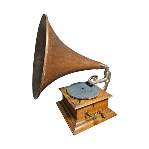 36 - ZONOPHONE, A VINTAGE OAK GRAMOPHONE
Oak trumpet horn and wind up mechanism to base.
(trumpet approx ... 