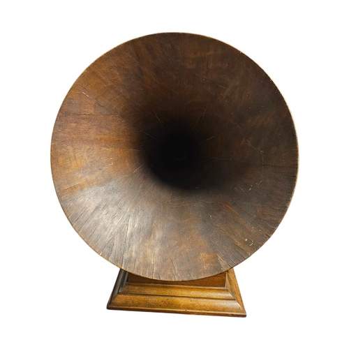 36 - ZONOPHONE, A VINTAGE OAK GRAMOPHONE
Oak trumpet horn and wind up mechanism to base.
(trumpet approx ... 