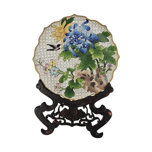 40 - A VINTAGE CLOISONNÉ CHARGER PLATE AND HARDWOOD STAND
Scalloped edge with floral decoration, on a pie... 