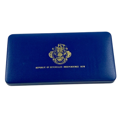87 - Seychelles Proof silver set 1976 in Original case with COA.
Slight foxing to inner lid, practically ... 