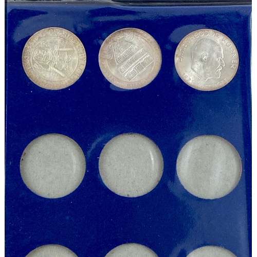 117 - Collection of Austria 50 Schillings 1959-1973
Total weight 300 grams .900 Silver in Folder.

Viewing... 