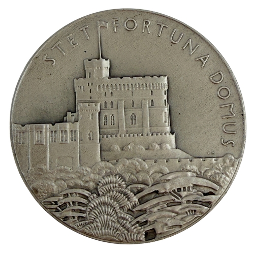 282 - George V (1911-1936)
Large Silver Medallion
86.34 grams of 925 Silver.
Extremely fine, uncased.