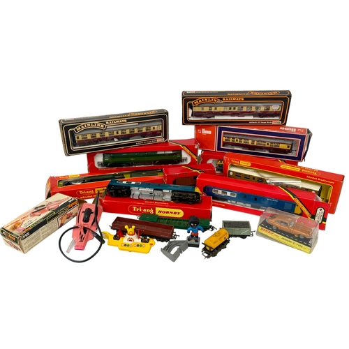 177 - A mixed lot comprising 00 Gauge model railway items. 
Locomotives and coaches by Hornby, Tri-ang, Li... 