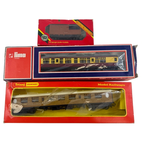 177 - A mixed lot comprising 00 Gauge model railway items. 
Locomotives and coaches by Hornby, Tri-ang, Li... 