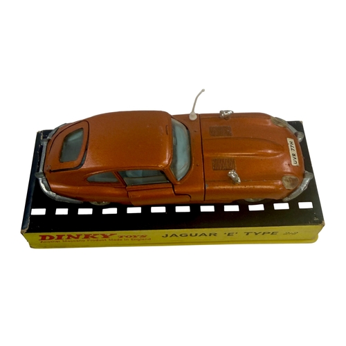 177 - A mixed lot comprising 00 Gauge model railway items. 
Locomotives and coaches by Hornby, Tri-ang, Li... 