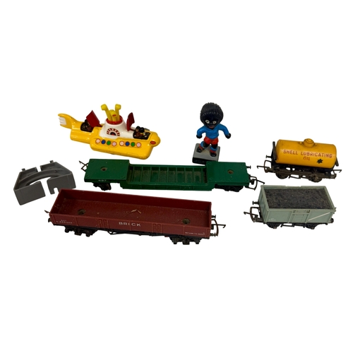 177 - A mixed lot comprising 00 Gauge model railway items. 
Locomotives and coaches by Hornby, Tri-ang, Li... 