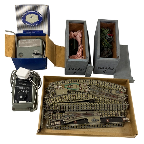 413 - A mixed set of Hornby Dublo 00 Gauge model railway items by Meccano.
Comprising a quantity of Dublo ... 