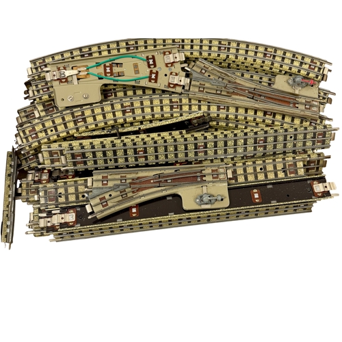 413 - A mixed set of Hornby Dublo 00 Gauge model railway items by Meccano.
Comprising a quantity of Dublo ... 