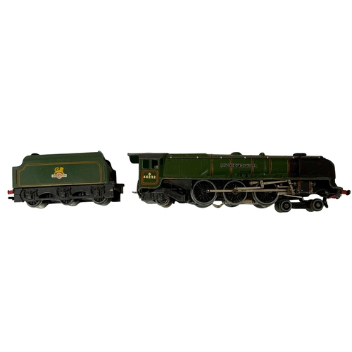 413 - A mixed set of Hornby Dublo 00 Gauge model railway items by Meccano.
Comprising a quantity of Dublo ... 