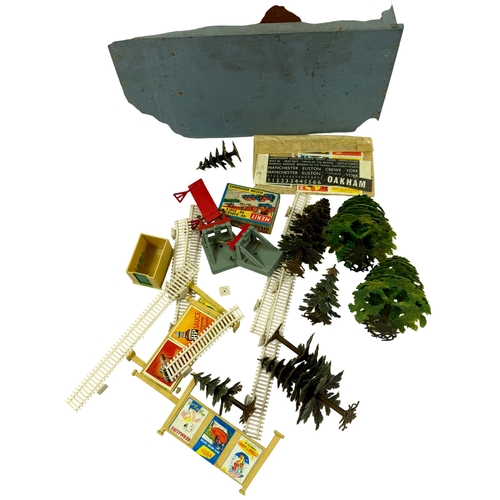 413 - A mixed set of Hornby Dublo 00 Gauge model railway items by Meccano.
Comprising a quantity of Dublo ... 