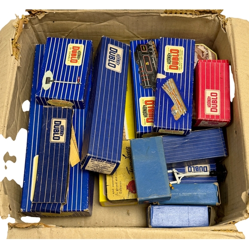 414 - A mixed lot of Hornby Dublo 00 Gauge model railway items by Meccano, comprising a boxed D22 Corridor... 