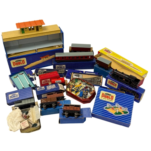 414 - A mixed lot of Hornby Dublo 00 Gauge model railway items by Meccano, comprising a boxed D22 Corridor... 