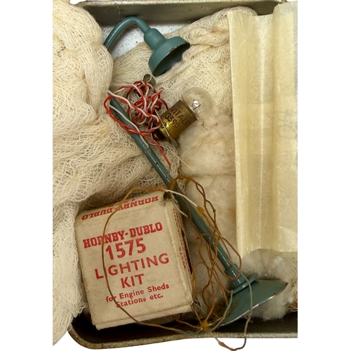 414 - A mixed lot of Hornby Dublo 00 Gauge model railway items by Meccano, comprising a boxed D22 Corridor... 