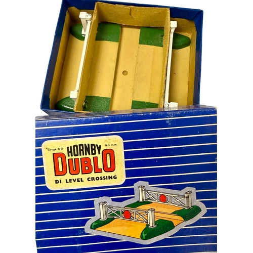 414 - A mixed lot of Hornby Dublo 00 Gauge model railway items by Meccano, comprising a boxed D22 Corridor... 