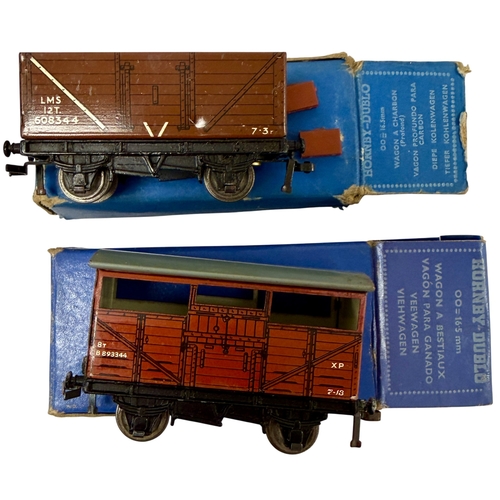 414 - A mixed lot of Hornby Dublo 00 Gauge model railway items by Meccano, comprising a boxed D22 Corridor... 