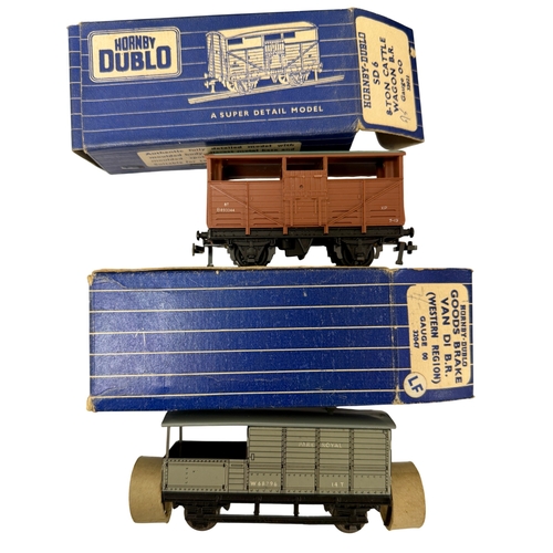 414 - A mixed lot of Hornby Dublo 00 Gauge model railway items by Meccano, comprising a boxed D22 Corridor... 