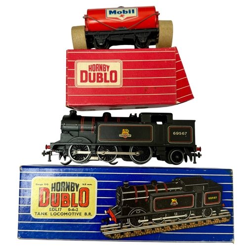 414 - A mixed lot of Hornby Dublo 00 Gauge model railway items by Meccano, comprising a boxed D22 Corridor... 