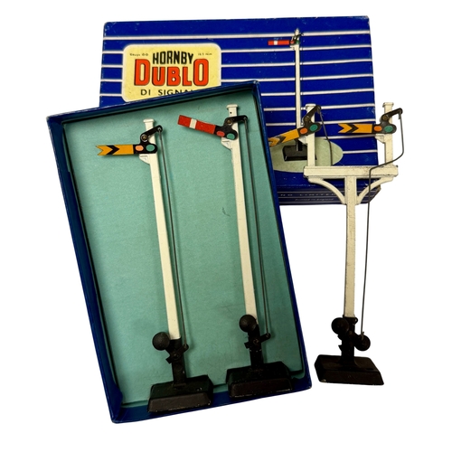 414 - A mixed lot of Hornby Dublo 00 Gauge model railway items by Meccano, comprising a boxed D22 Corridor... 