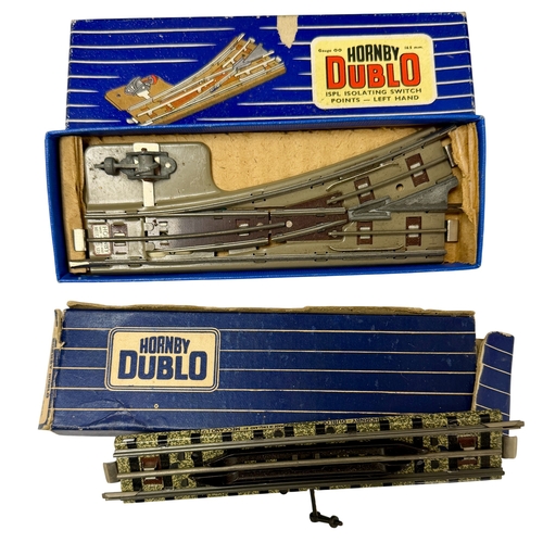 414 - A mixed lot of Hornby Dublo 00 Gauge model railway items by Meccano, comprising a boxed D22 Corridor... 