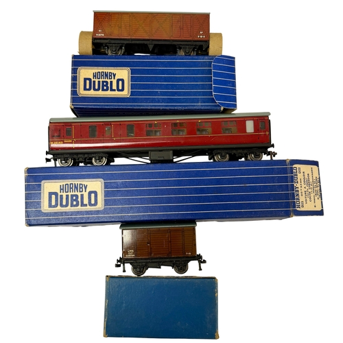 414 - A mixed lot of Hornby Dublo 00 Gauge model railway items by Meccano, comprising a boxed D22 Corridor... 
