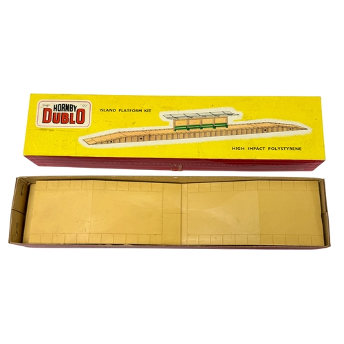 414 - A mixed lot of Hornby Dublo 00 Gauge model railway items by Meccano, comprising a boxed D22 Corridor... 