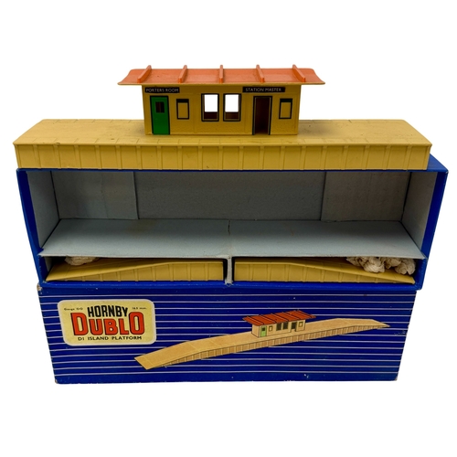 414 - A mixed lot of Hornby Dublo 00 Gauge model railway items by Meccano, comprising a boxed D22 Corridor... 