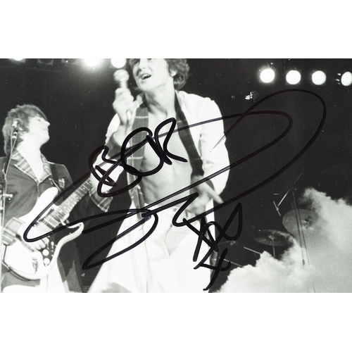 23 - LES McKEOWN (1955-2021) Original signature