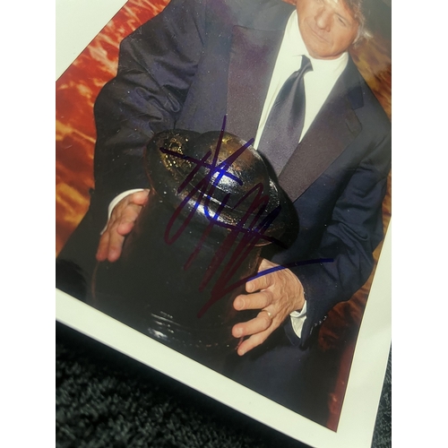 55 - DUSTIN HOFFMAN Signed photograph