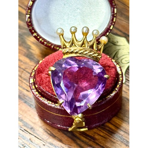 142 - A faceted heart shape amethyst brooch measuring approximately 18.8 mm x 18.8mm × 9.75mm. Set onto a ... 