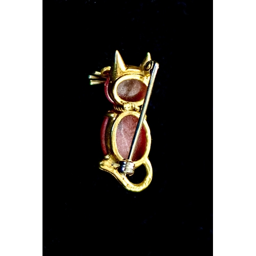 141 - A cabachon cut ruby cat brooch in a yellow and white metal mount stamped '750'.Consisting of a cabac... 