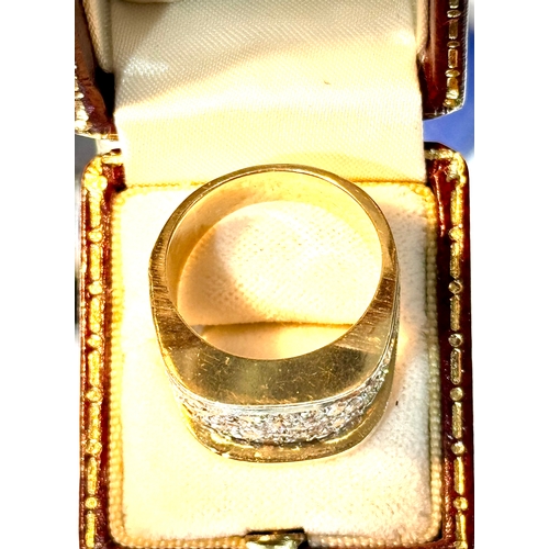 124 - Diamond 18ct Gold Ring. A stunning diamond ring with excellent colour and radiance.