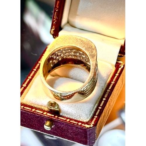 124 - Diamond 18ct Gold Ring. A stunning diamond ring with excellent colour and radiance.